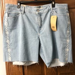 Levi’s cutoff plus size shorts